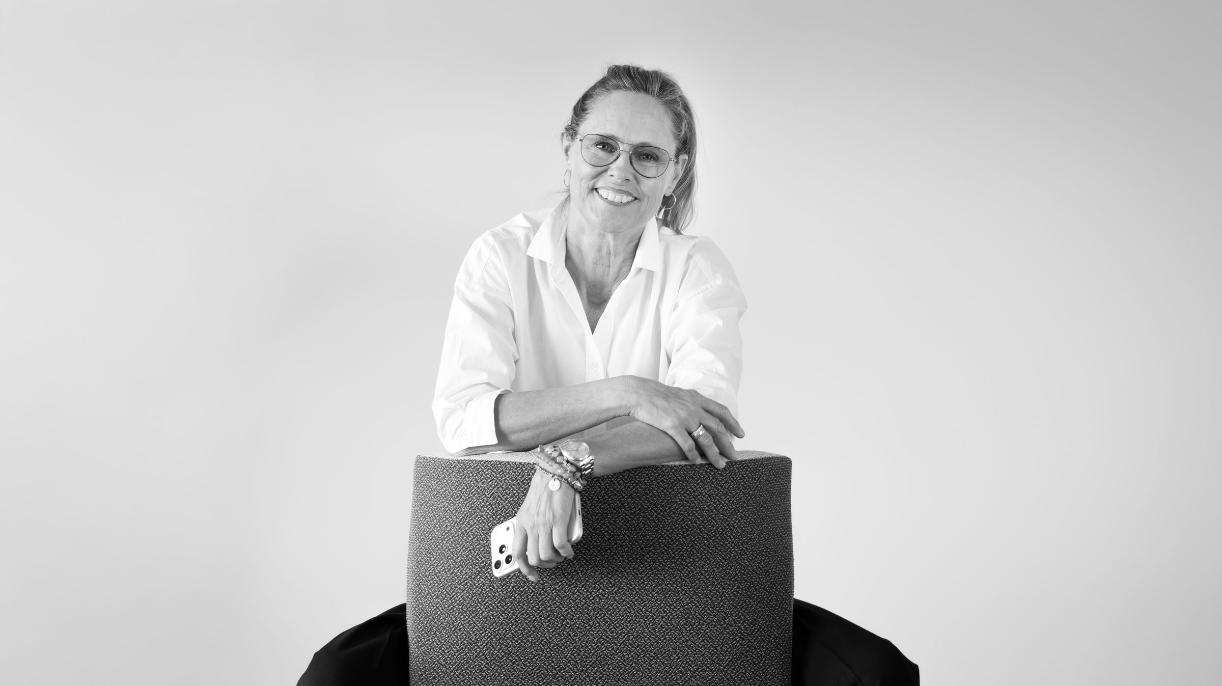Verena Diewerge, auf die Lehne eines Sessels gestützt